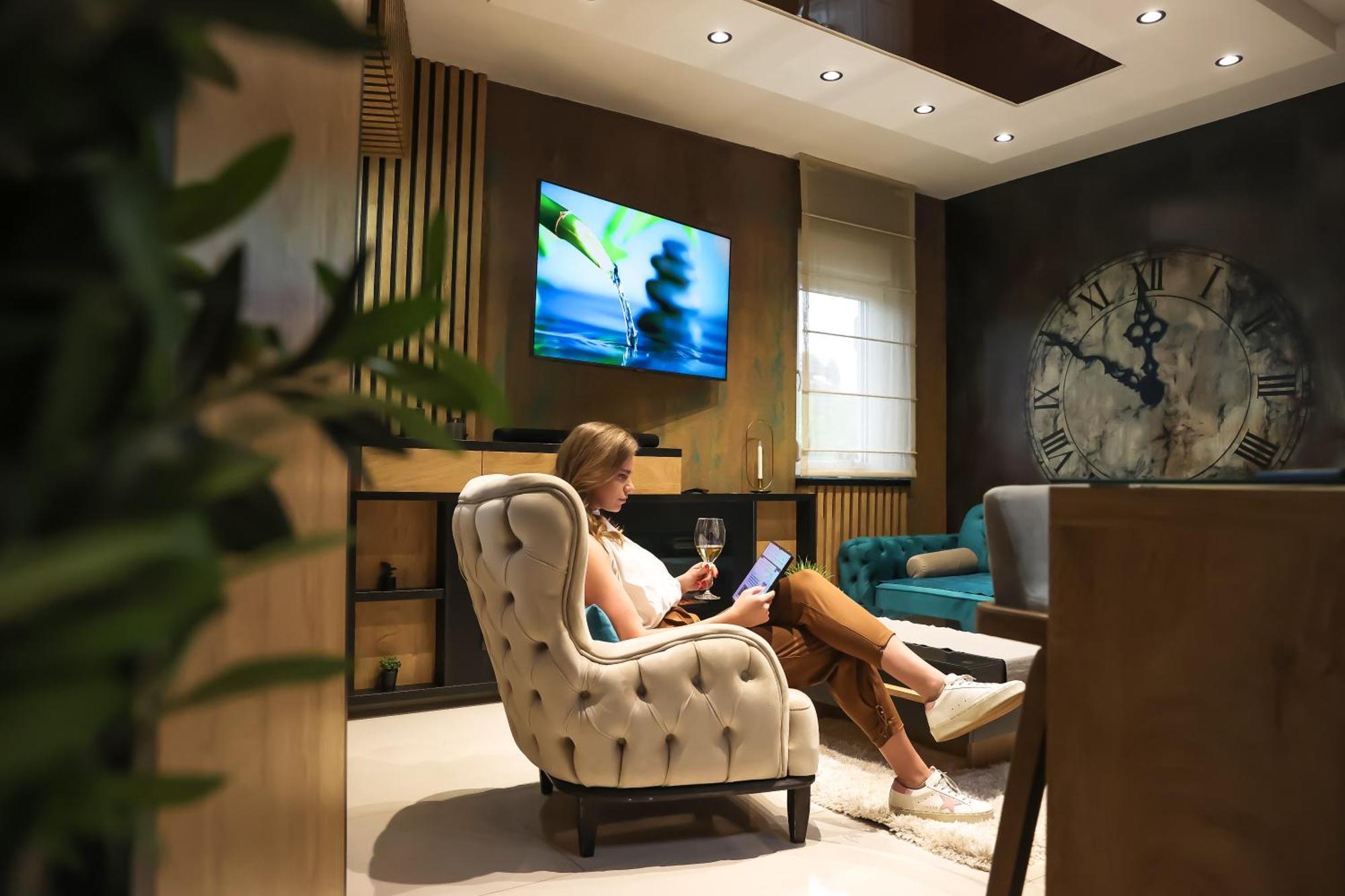 Design Apartment Platinium Spa Lux 5 Star "Havana" Completely Private Wellness & Spa Free Included Sauna & Jacuzzi & Salt Wall & Fire Place & 3D Ceilings & Business Wifi & Netflix & Keyless Code Entry & Full Smart App & Secure 2 Parking Place Cuprija Bagian luar foto