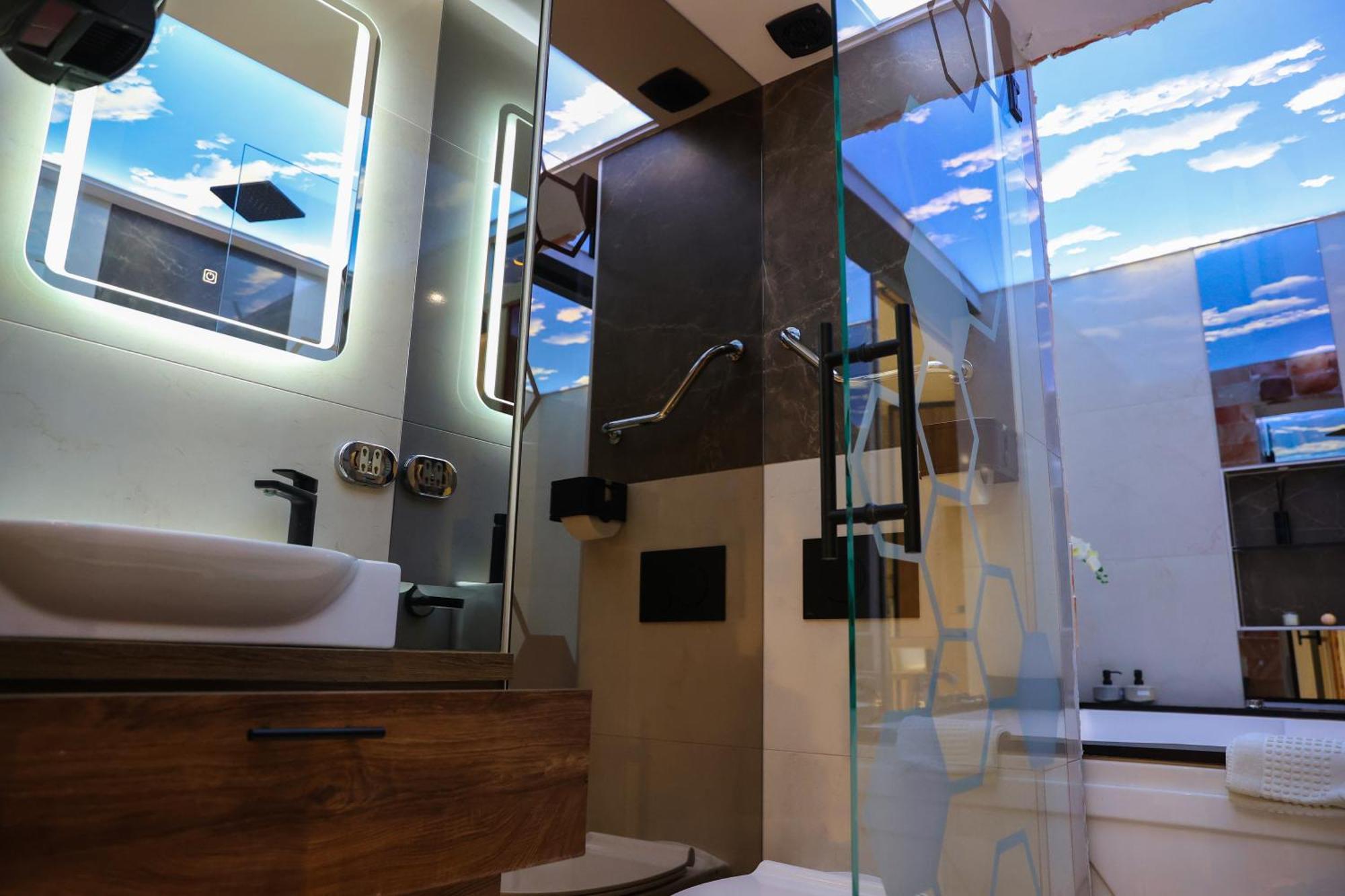 Design Apartment Platinium Spa Lux 5 Star "Havana" Completely Private Wellness & Spa Free Included Sauna & Jacuzzi & Salt Wall & Fire Place & 3D Ceilings & Business Wifi & Netflix & Keyless Code Entry & Full Smart App & Secure 2 Parking Place Cuprija Bagian luar foto